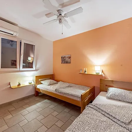 2 Bedroom Gorgeous Apartment In Karbuni * Potirna